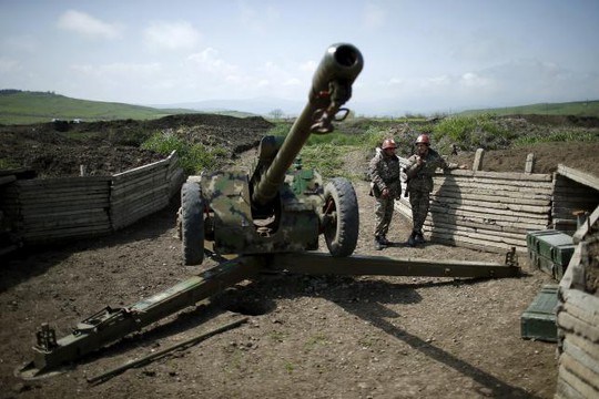 Binh sĩ gốc Armenia canh gác gần thị trấn Martuni của Nagorno-Karabakh hôm 8-4. Ảnh: Reuters
