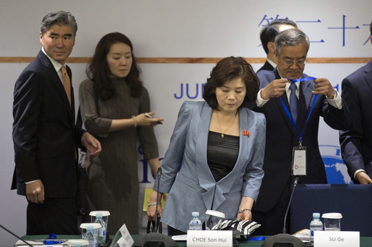 
Bà Choe Son Hui (thứ 3 từ trái qua) đại diện Triều Tiên tham dự hội nghị. Ảnh: AP
