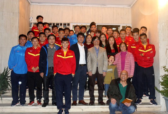 Đội tuyển Việt Nam chụp ảnh kỷ niệm cùng Đại sứ quán Việt Nam tại Iran