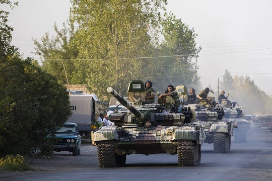 
Một đoàn xe tăng Azerbaijan hướng về phía thị trấn Agdam hôm 2-4. Ảnh: AP
