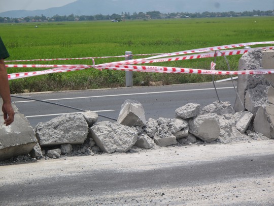 
Khi mất độ cao, chiếc máy bay đã đâm nát một đoạn dải phân cách treen Quốc lộ 1
