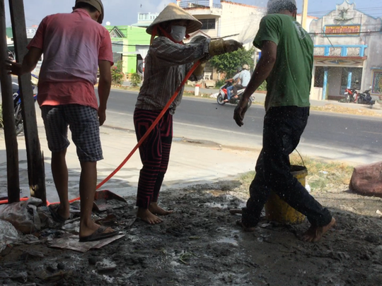 
Bi can Liên dùng vòi nước hủy hoại các mẻ hồ và tấn công thợ xây do bà Lén thuê sửa nhà
