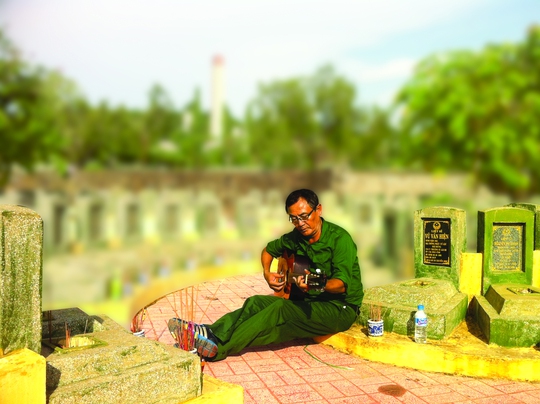 
Tác giả về viếng và hát bên mộ đồng đội ở nghĩa trang liệt sĩ Tân Biên (Tây Ninh)
