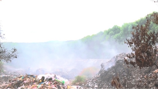 Bãi rác Trường Thủy bị cháy gần 10 ngày, khói bay mù mịt gây ô nhiễm môi trường nghiêm trọng