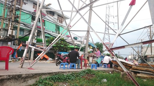 
Thực khách vô tư ngồi ăn hủ tiếu trong lòng trụ điện cao thế trên đường Bùi Minh Trực, quận 8, TP HCM
