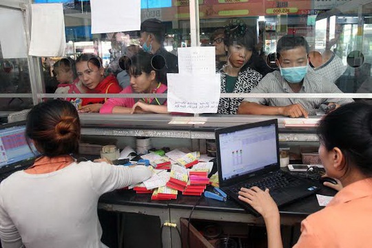 Hành khách đặt vé xe Tết nhà xe Phương Trang tại Bến xe Miền Đông vào sáng 20-1ảnh: Hoàng Triều