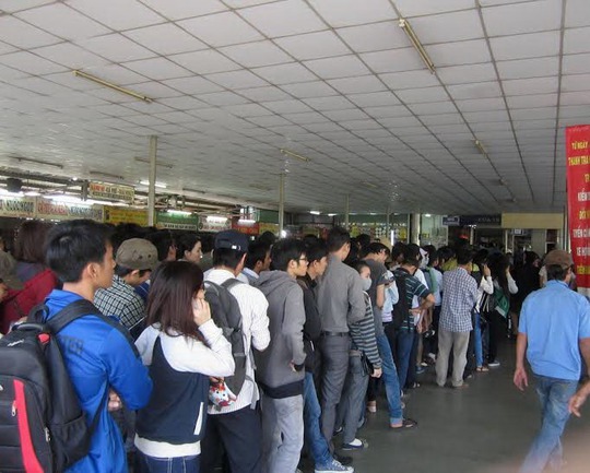 
Hành khách xếp hàng tại Bến xe Miền Đông (TP HCM) mua vé về quê trong dịp Tết Nguyên đán năm 2015Ảnh: Gia Minh
