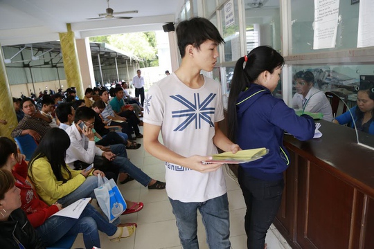 Dù rất đông người dân đến làm giấy tờ nhưng công chức phường Thuận Giao, thị xã Thuận An, tỉnh Bình Dương vẫn giải quyết nhanh chóngẢnh: Như Phú