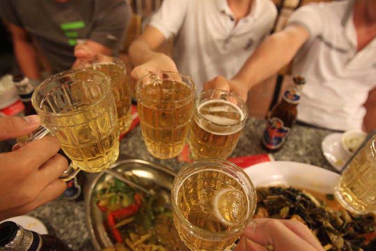 Sử dụng rượu, bia đã trở thành thói quen đối với đàn ông Việt NamẢnh: Hoàng Triều