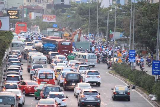 Hàng ngàn phương tiện chen chúc trên đường Điện Biên Phủ vì “lô cốt” chen ở giữa