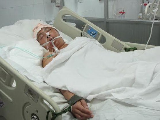 Chị Hoàng Yến đang được điều trị tại Khoa Hồi sức tích cực sau ca phẫu thuật