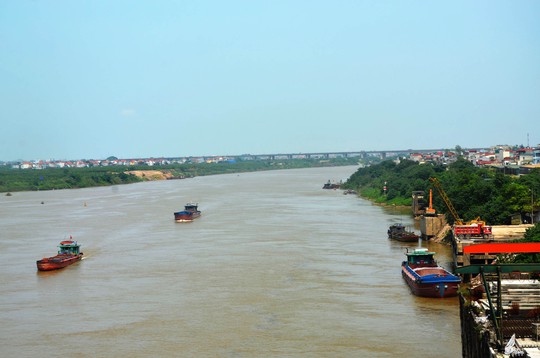 
Sông Hồng đoạn qua Hà Nội đang cạn dần càng làm tăng thêm mối lo trước thông tin dự án giao thông thủy xuyên Á trên sông Hồng. Ảnh: Nguyễn Hưởng
