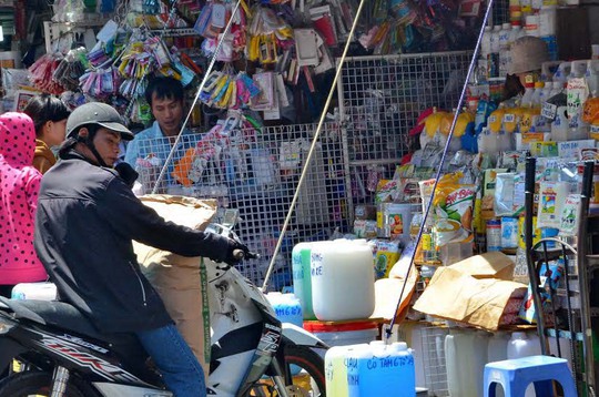 
Buôn bán hóa chất tràn lan ở chợ Kim Biên. Ảnh: Tấn Thạnh

