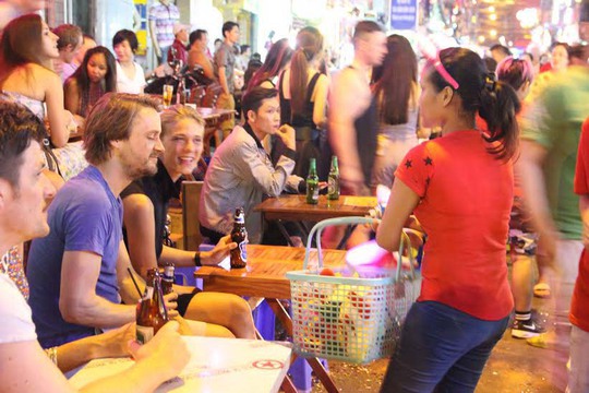 Khách du lịch nước ngoài ăn uống, vui chơi khuya ở đường Bùi Viện (quận 1, TP HCM)Ảnh: Lê Phong