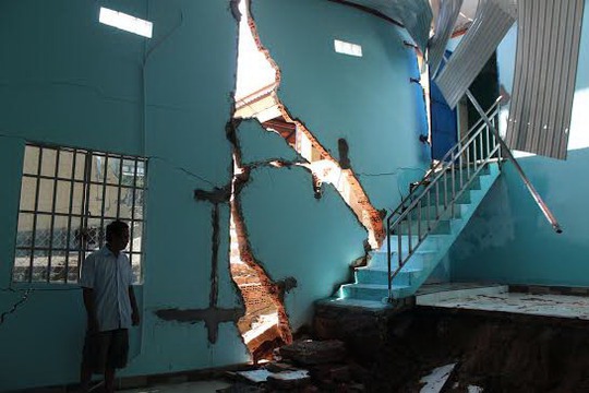Mái tôn nhà ông Nguyễn Phú Cường rớt xuống, móng sụt, tường đổ, nền nứt...