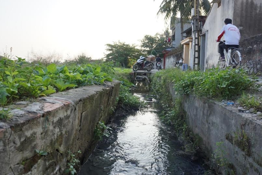 Nước thải từ các bệnh viện xả trực tiếp ra môi trường sống của người dân xã Quảng Thịnh, TP Thanh HóaẢnh: TUẤN MINH
