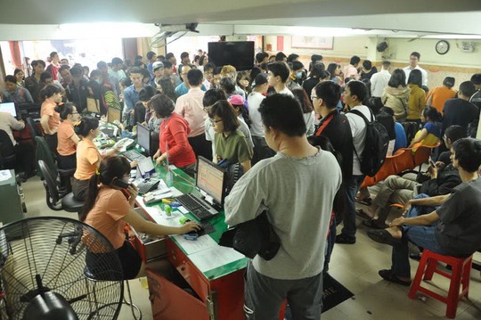 Hành khách chen nhau mua vé của nhà xe Phương Trang tại phòng vé 231-233 Lê Hồng Phong (quận 5, TP HCM) Ảnh: Gia Minh
