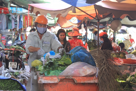 
Những ngày giáp Tết, anh Hồ Bảo Quốc và các đồng nghiệp phải làm việc cật lực hơn vì lượng rác tăng gấp 2-3 lần ngày thường Ảnh: SỸ Đông
