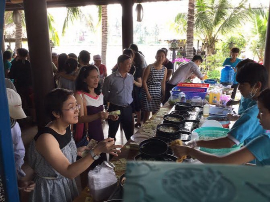 
Gian hàng bánh xèo tôm nhảy - đặcsản Bình Định trong ngày Hội Đồng hương BìnhĐịnh tết Ất mùi -2015

