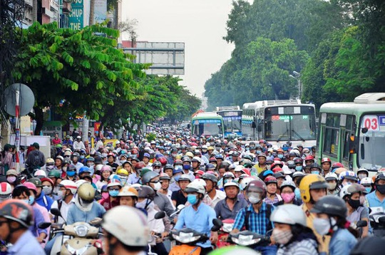 Xe buýt lưu thông khó khăn trong dòng xe máy dày đặc trên đường Nguyễn Thái Sơn (quận Gò Vấp, TP HCM)Ảnh: Gia Minh