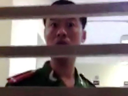 Trung úy Công an phường Trung Liệt (quận Đống Đa, Hà Nội) bị tố nhổ nước bọt vào người dân khi đi kiểm tra hành chính (ảnh cắt từ clip)