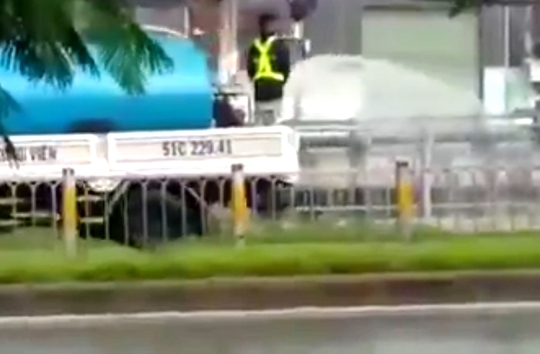 Xe bồn của Công ty TNHH Hoàng Lam đang làm nhiệm vụ. (Ảnh cắt từ video clip)