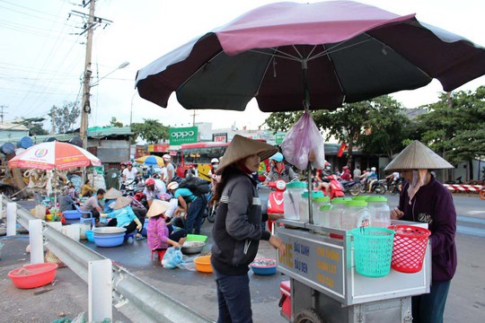 Lấn đầu cầu họp chợ ở cầu Rạch Bà phía phường 11, TP Vũng Tàu