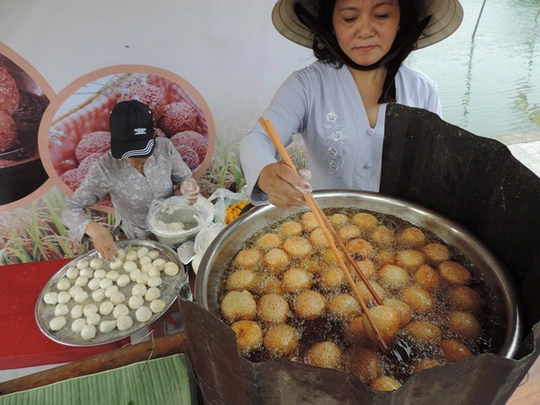 
Một gian hàng bánh truyền thống tại lễ hội
