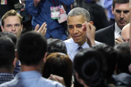 
Tổng thống Obama bắt tay các bạn trẻ trước khi rời Việt Nam. Ảnh: Hoàng Triều
