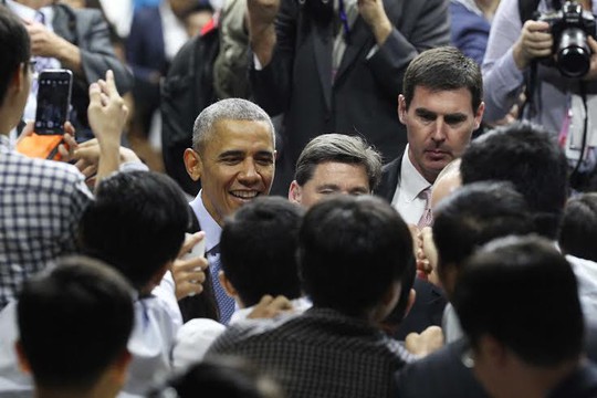
Tổng thống Obama bắt tay các bạn trẻ trước khi rời Việt Nam. Ảnh: Hoàng Triều
