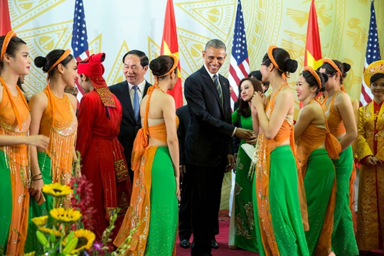 Tổng thống Obama và Chủ tịch nước Trần Đại Quang bắt tay cảm ơn các nghệ sĩ trong buổi tiệc chiêu đãi cấp Nhà nước trưa 23-5