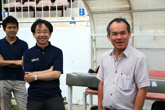 Chủ tịch Mito Hollyhock Kunio Numata (giữa) ngỏ ý với bầu Đức muốn giữ Công Phượng thêm 1 năm và mời Văn Toàn sang tập huấn, thi đấu tại Nhật 3 tuần