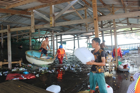 Hiện trường vụ sập nhà hàng nổi của Công ty TNHH Du lịch Vĩnh Tiến trên vịnh Vĩnh Hy (Ninh Thuận) làm 6 người thương vong
