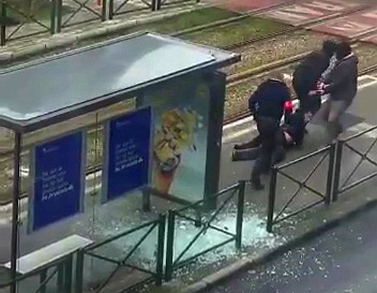 Cảnh sát Bỉ bắn bị thương và bắt một người đàn ông ở khu vực Schaerbeek, phía Bắc thủ đô Brussels, ngày 25-3 Ảnh: REUTERS