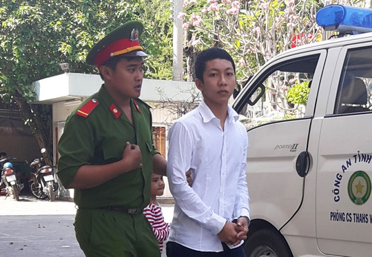 
 Lê Hoàng Nam bị dẫn giải về trại giam sau khi phiên tòa kết thúc
