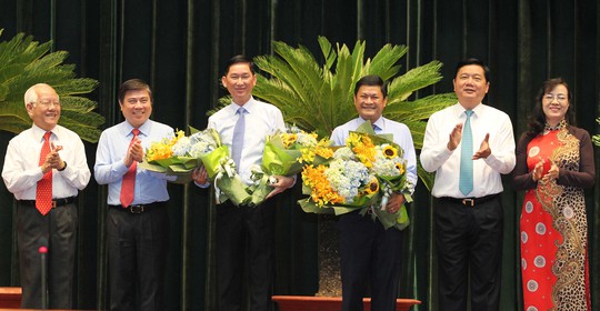 
Bí thư Thành ủy TP HCM tặng hoa cho 2 tân Phó chủ tịch UBND TP

