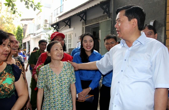 
Bí thư Thành ủy Đinh La Thăng thăm hỏi và nhắc nhở bà con quận 2 làm đẹp môi trường khu vực mình sinh sống
