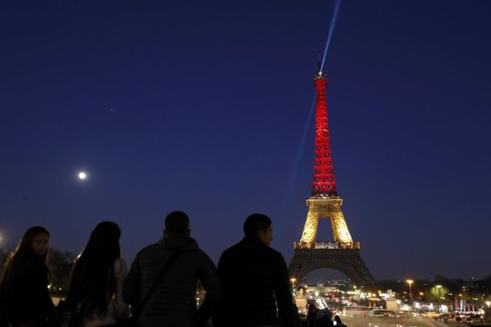 Tháp Eiffel nhuộm màu cờ Bỉ để sẻ chia đau thương. Ảnh: Reuters