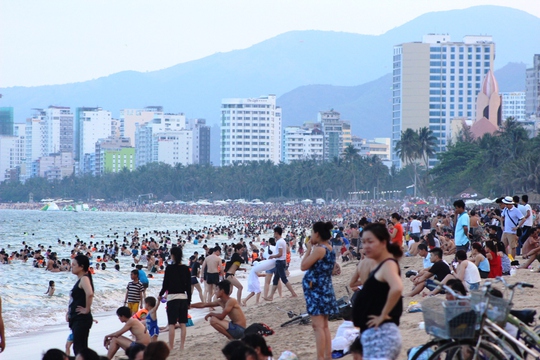 
Theo dự kiến của Sở Văn hóa Thể thao Du lịch tỉnh Khánh Hòa trong những ngày lễ còn lại, lượng du khách đi tham quan biển đảo vẫn tiếp tục tăng cao. Tổng lượng khách đăng ký lưu trú được báo cáo đạt 119.000 lượt, tăng 10%, trong đó khách nước ngoài 19.500 tăng 30%
