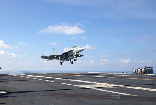 Máy bay F/A18 cất cánh từ tàu sân bay USS John C. Stennis ở biển Đông ngày 15-4 Ảnh: AP