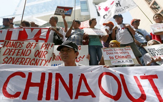 
Người Philippines biểu tình phản đối bên ngoài Lãnh sự quán Trung Quốc ở TP Makati trước thềm phán quyết của PCA hôm 12-7. Ảnh: AP

