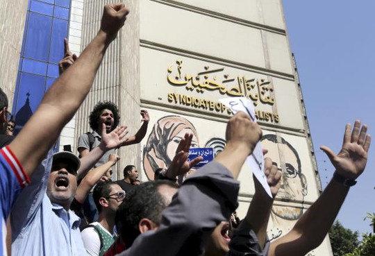 
Những người biểu tình hét to những khẩu hiệu chống ông Sisi. Ảnh: Reuters

