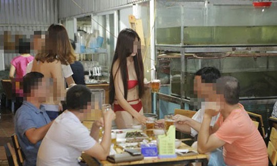 
Nhà hàng mặc bikini phục vụ khách bị thanh tra Sở VH-TT phạt 40 triệu đồng
