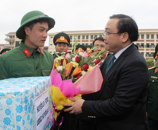 Bí thư Thành ủy Hà Nội Hoàng Trung Hải tặng quà, động viên thanh niên tòng quân bảo vệ Tổ quốc