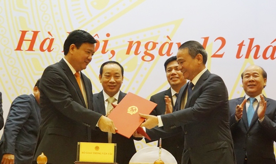 Bí thư Thành ủy TP HCM Đinh La Thăng chuyển giao công việc của “tư lệnh” ngành giao thông vận tải cho ông Trương Quang Nghĩa - tân Bộ trưởng Bộ GTVT