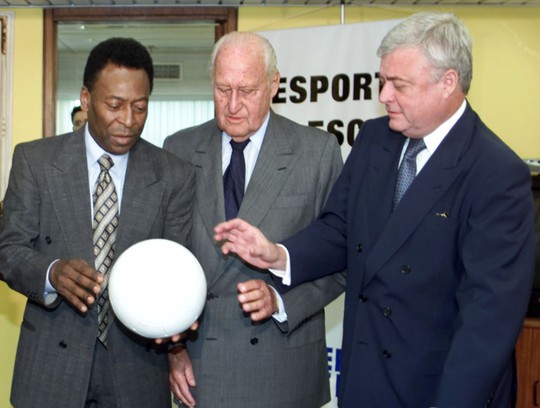 Vua bóng đá Pele cùng chủ tịch LĐBĐ Brazil Texeira tháp tùng cựu chủ tịch FIFA Joao Havelange năm 2001