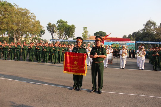 
Bộ Tư lệnh thành phố đón nhận cờ thi đua của Chính phủ
