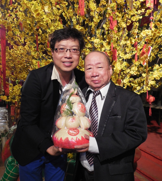 
Tác giả và danh hài Tùng Lâm trong lễ mừng thọ 81 tuổi tổ chức tại Rạp Công Nhân (ảnh Chấn Cường)
