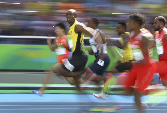 Usain Bolt chạy như đi dạo, thậm chí còn chưa bung hết sức vẫn vào bán kết nội dung 100 mét sở trường