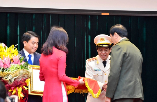 Bộ trưởng Trần Đại Quang bắt tay chúc mừng tân Giám đốc Công an TP Hà Nội Đoàn Duy Khương